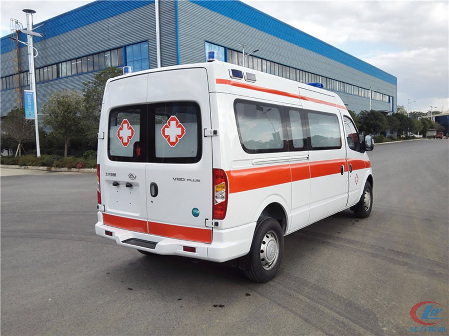 國六大通V80長軸中頂轉運型救護車