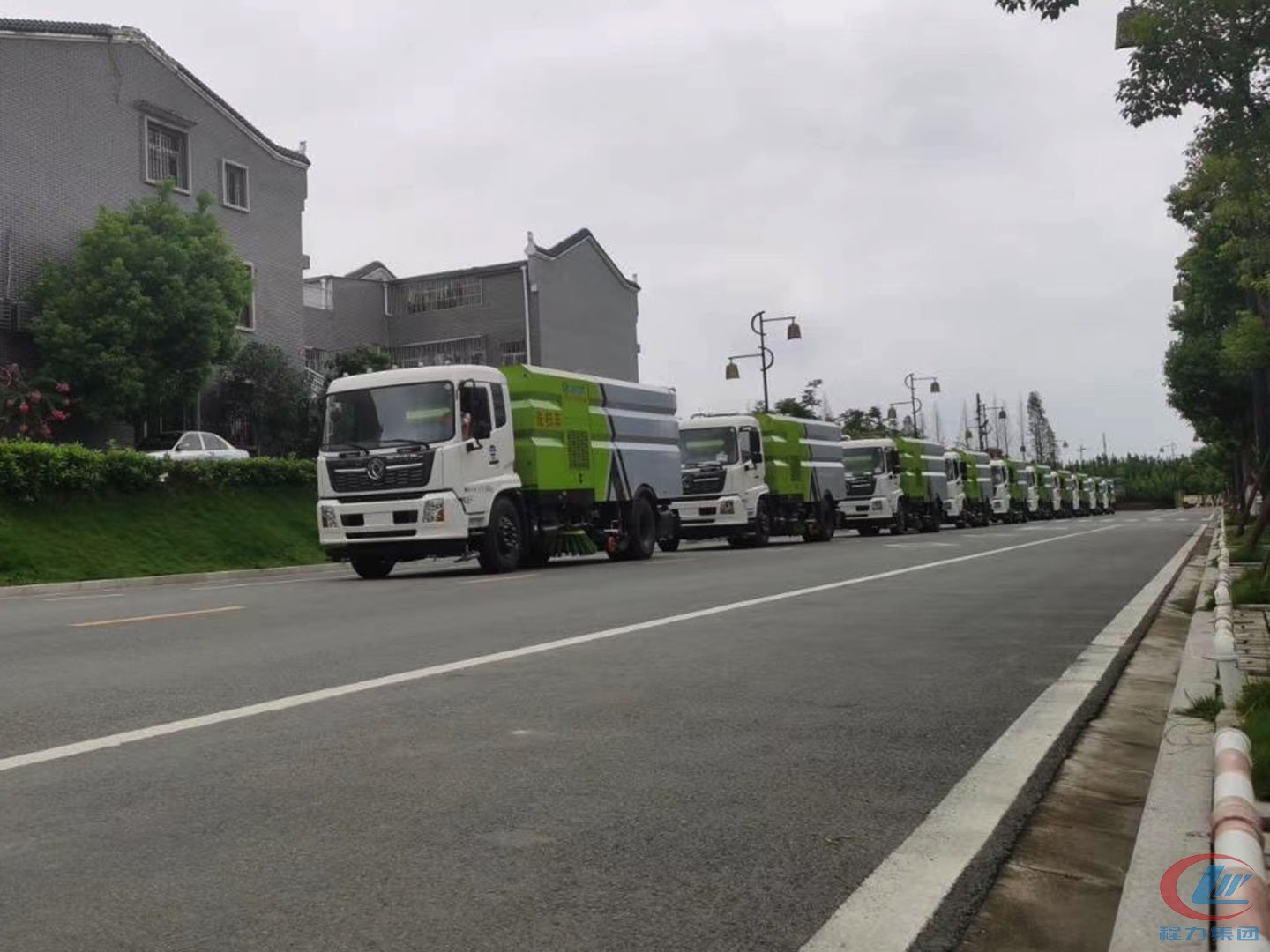 程力集團東風(fēng)天錦洗掃車批量交車