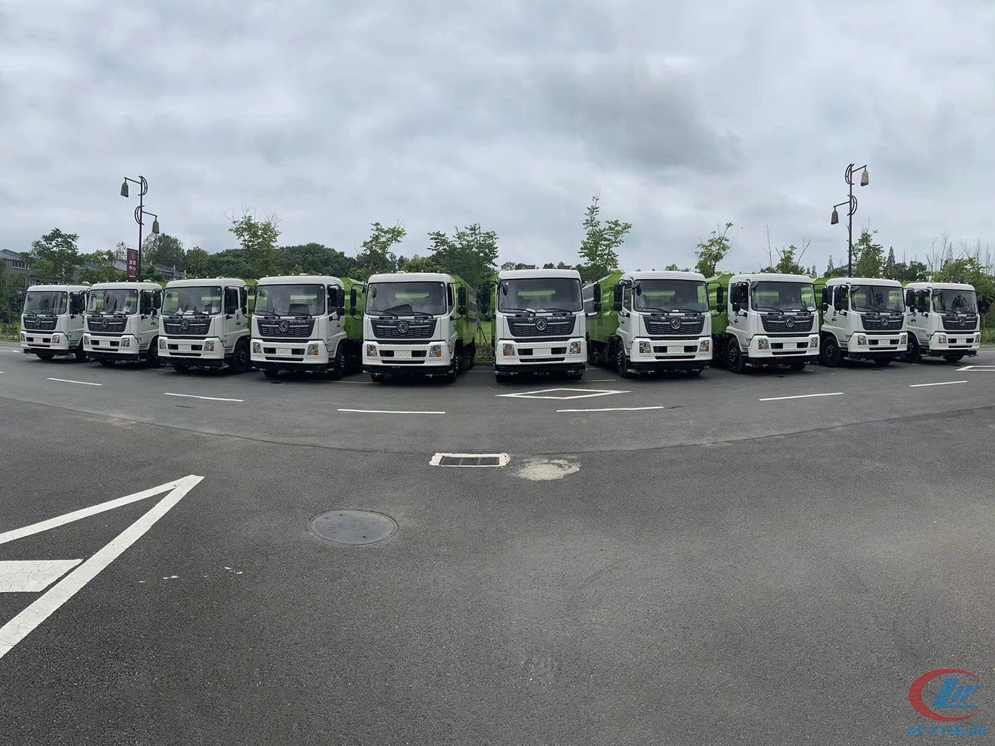 程力集團東風(fēng)天錦洗掃車批量交車