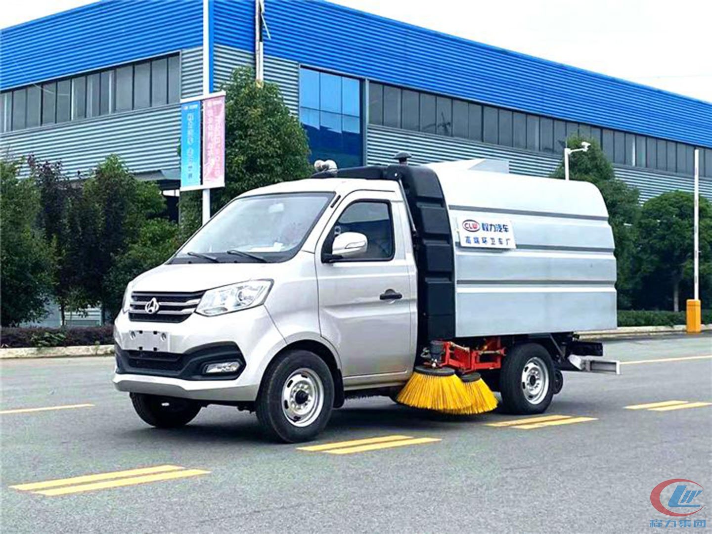 長(zhǎng)安小型汽油掃路車(chē)