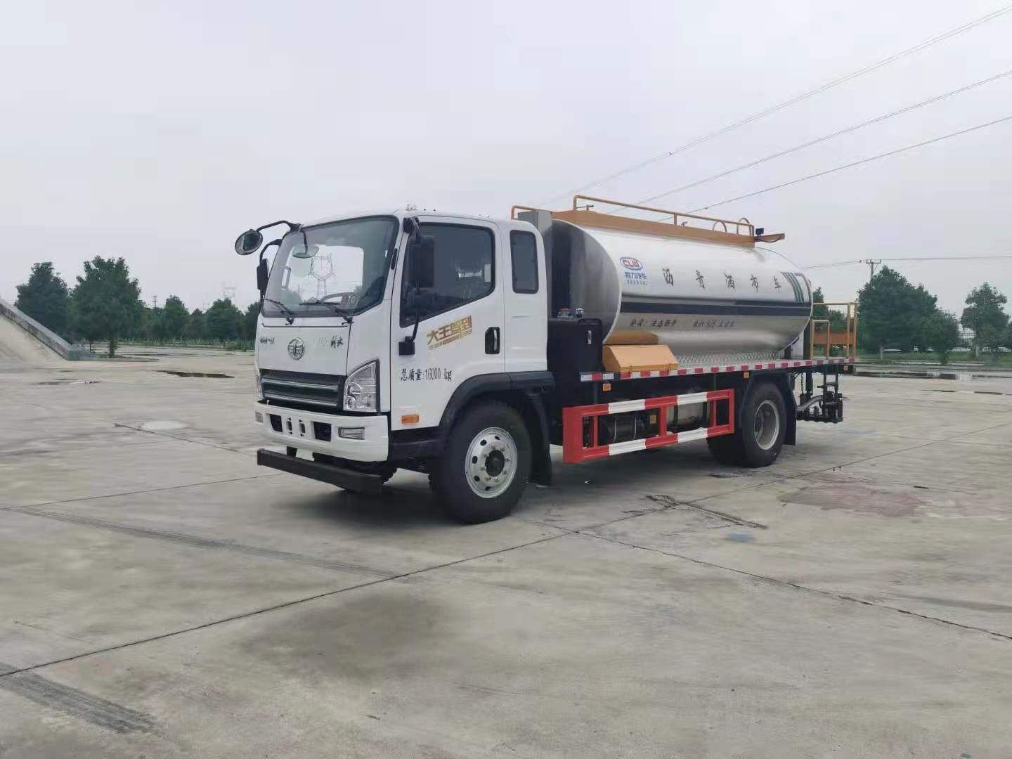 國(guó)六解放9.3立方智能型瀝青灑布車(chē)