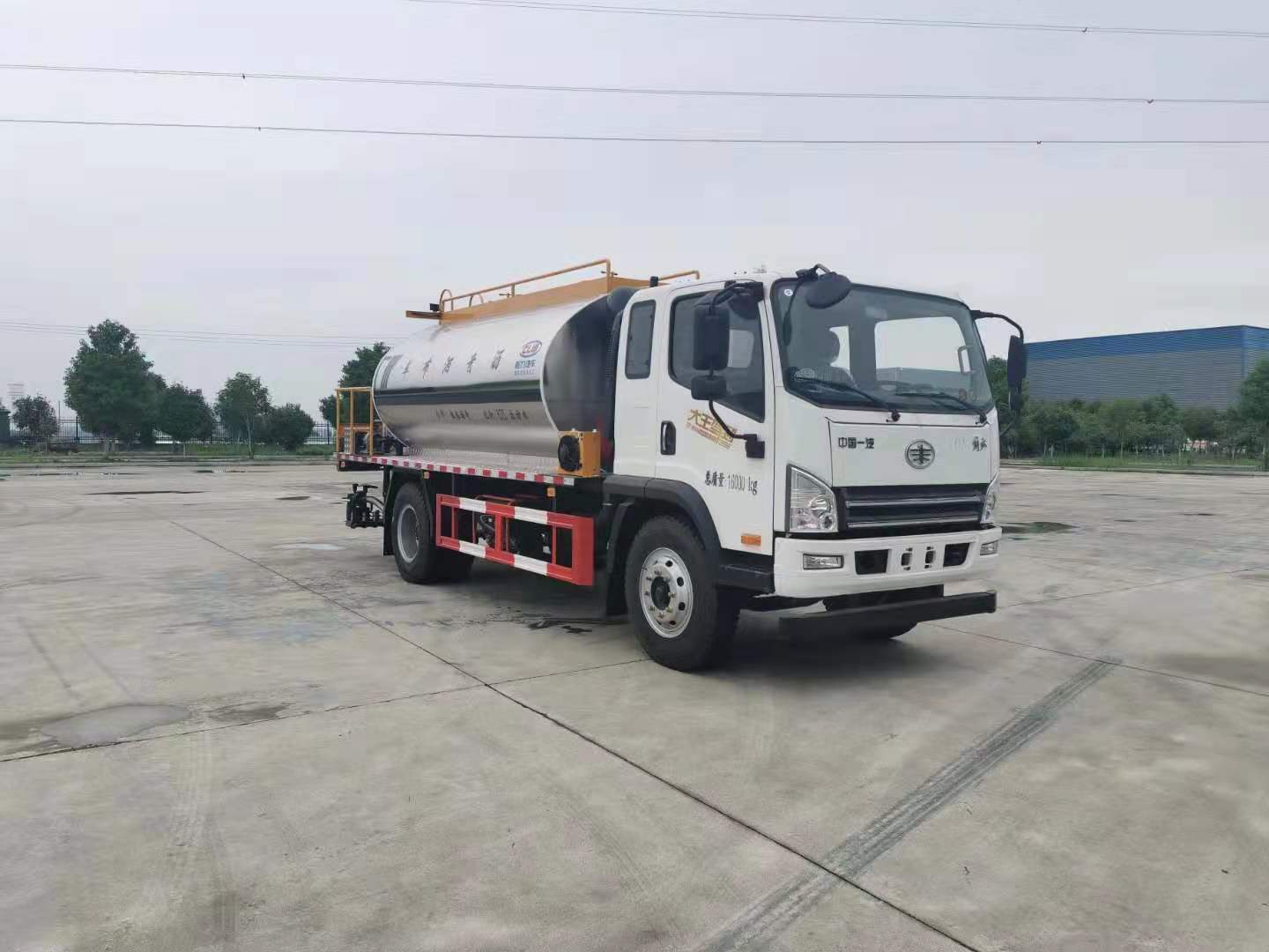 國(guó)六解放9.3立方智能型瀝青灑布車(chē)