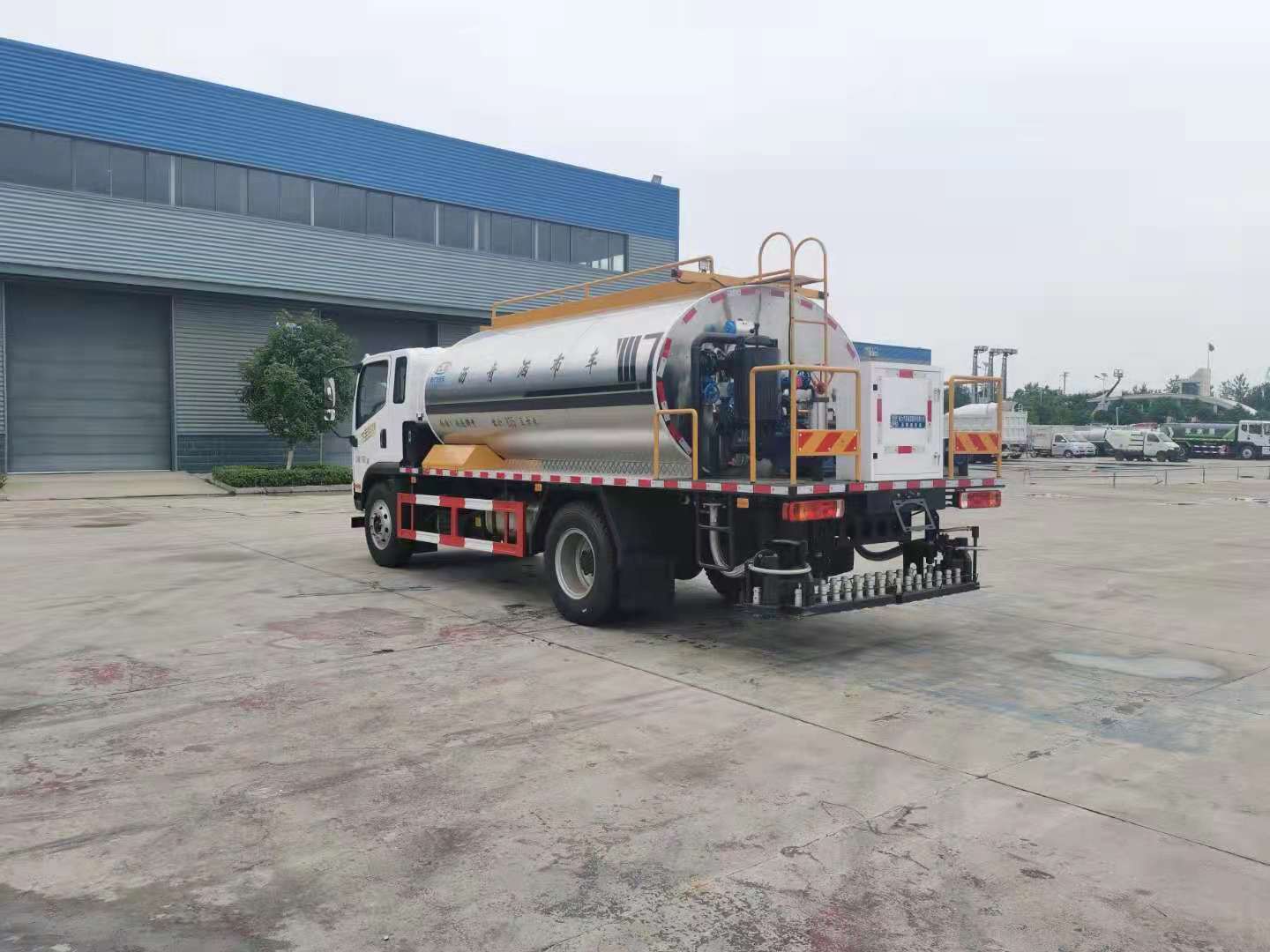 國(guó)六解放9.3立方智能型瀝青灑布車(chē)