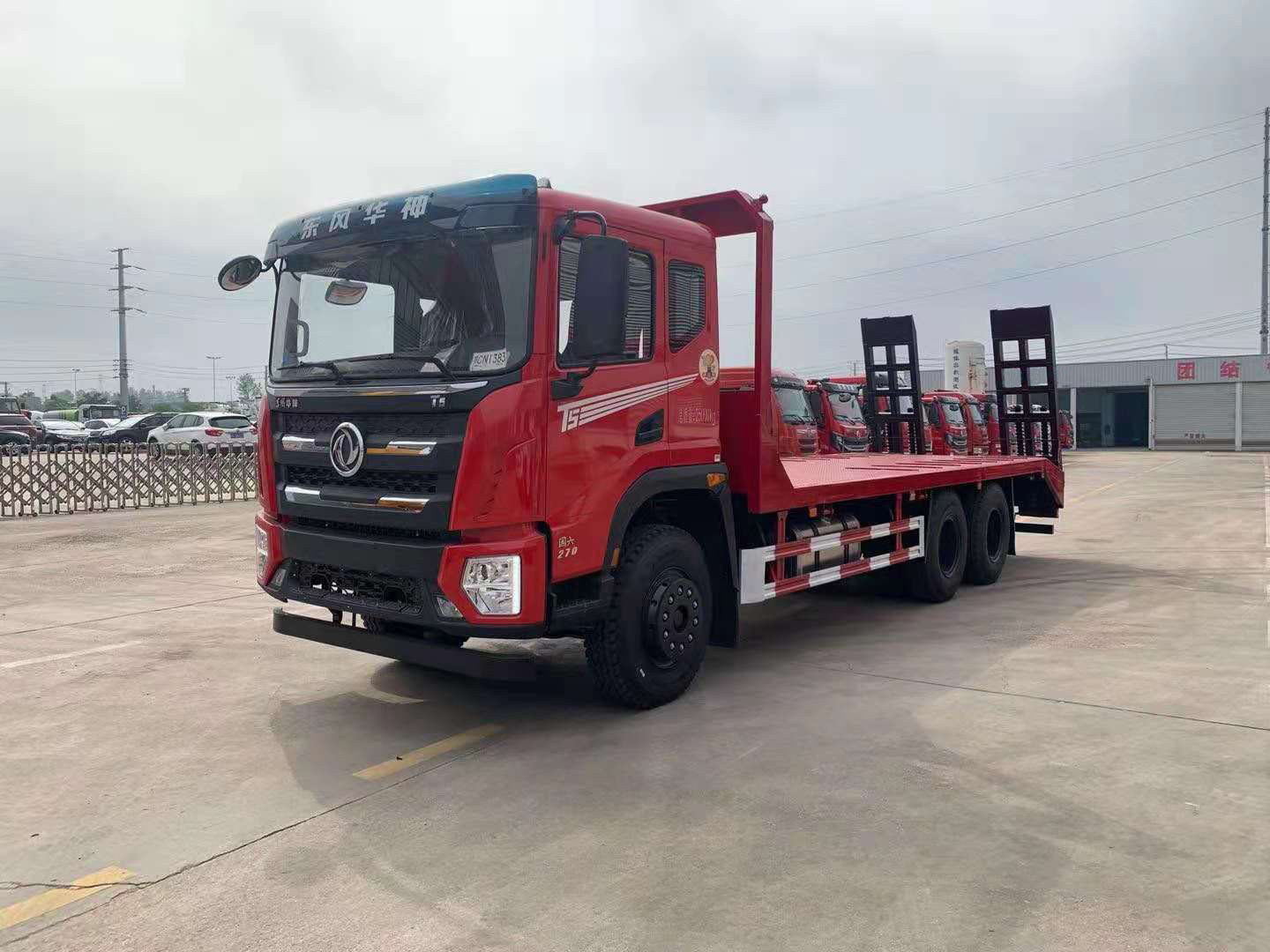 國(guó)六東風(fēng)華神T5后八輪平板車(chē)