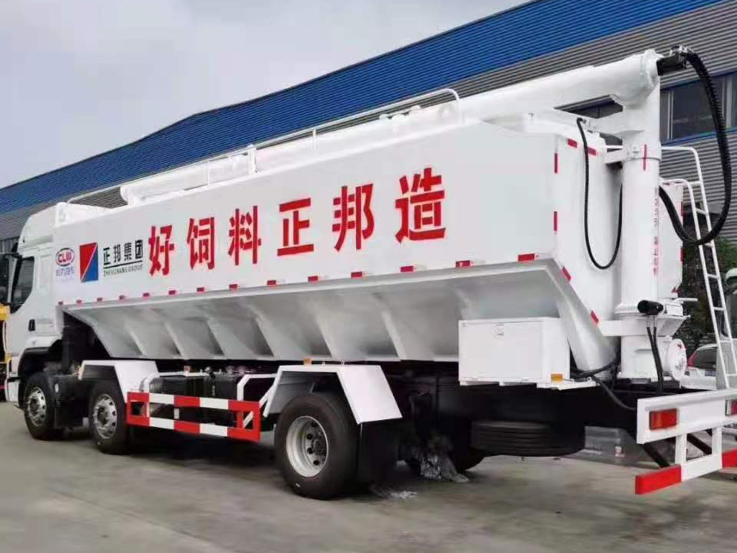國(guó)六東風(fēng)柳汽乘龍30方散裝飼料車圖片