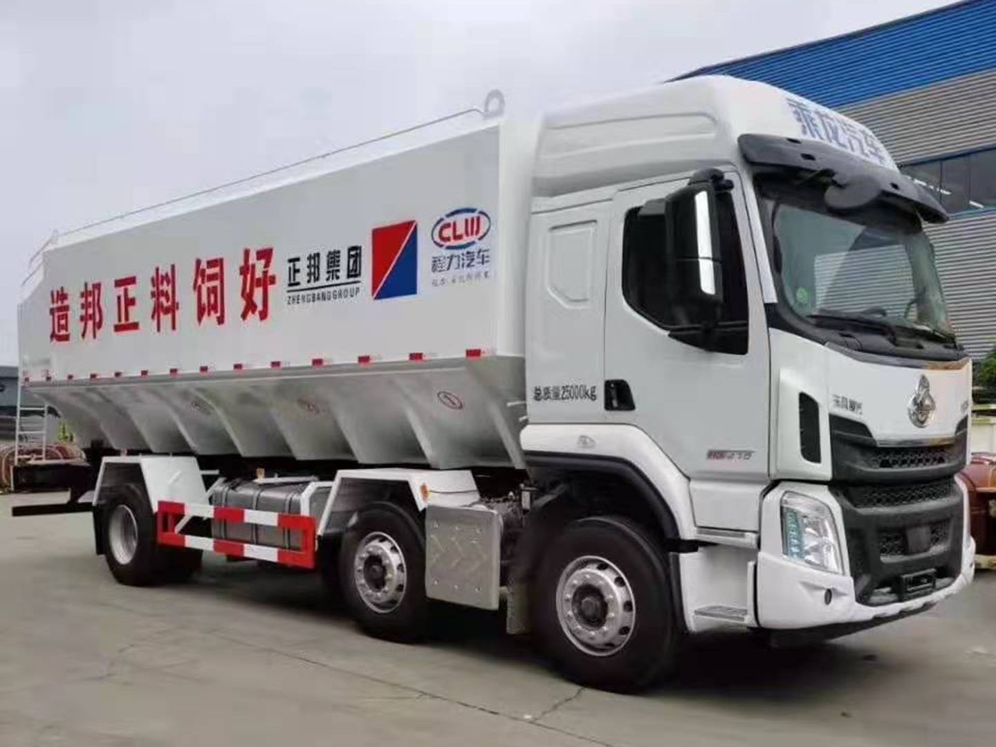 國(guó)六東風(fēng)柳汽乘龍30方散裝飼料車圖片