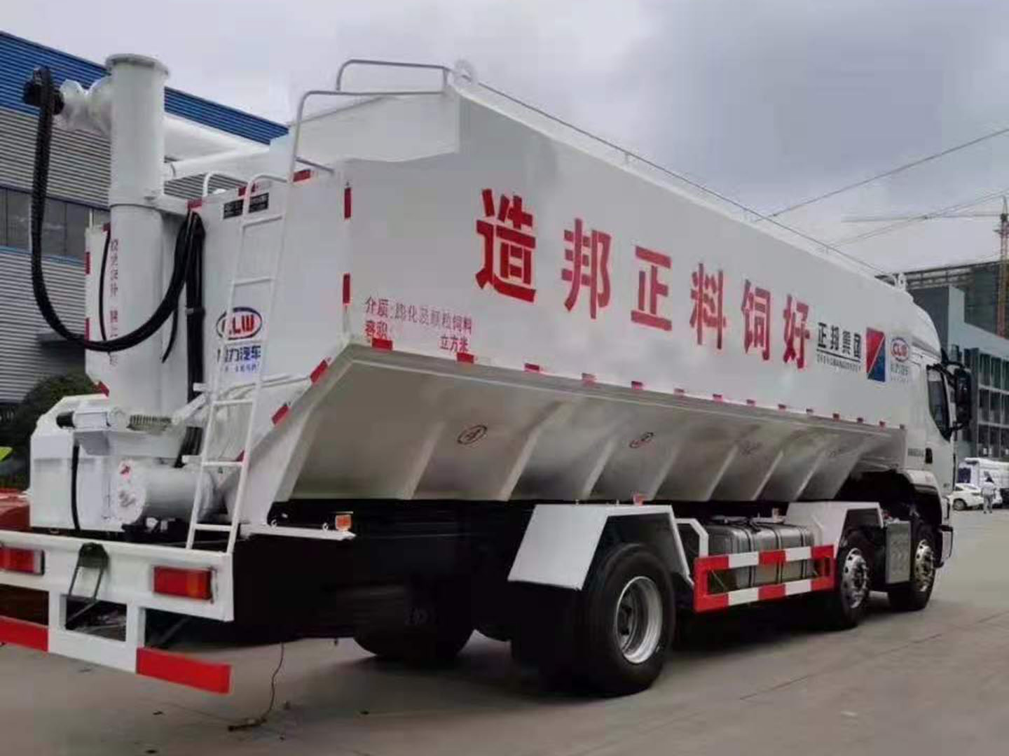 國(guó)六東風(fēng)柳汽乘龍30方散裝飼料車圖片
