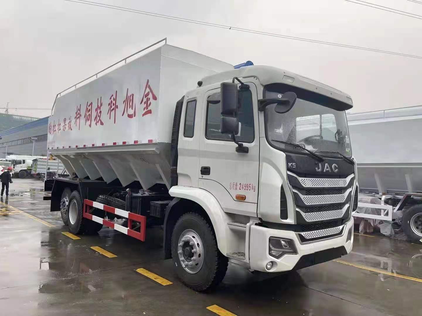 國(guó)六江淮小三軸鋁合金液壓飼料車(chē)
