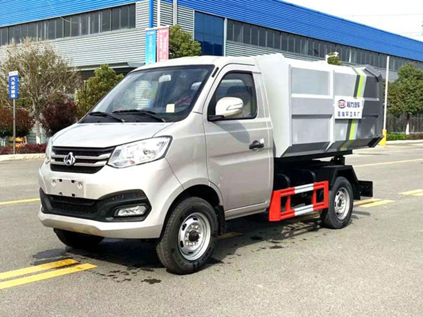 國(guó)六長(zhǎng)安高端環(huán)衛(wèi)掛桶垃圾車(chē)