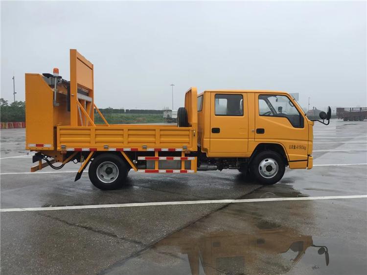 國六江鈴藍(lán)牌防撞緩沖車