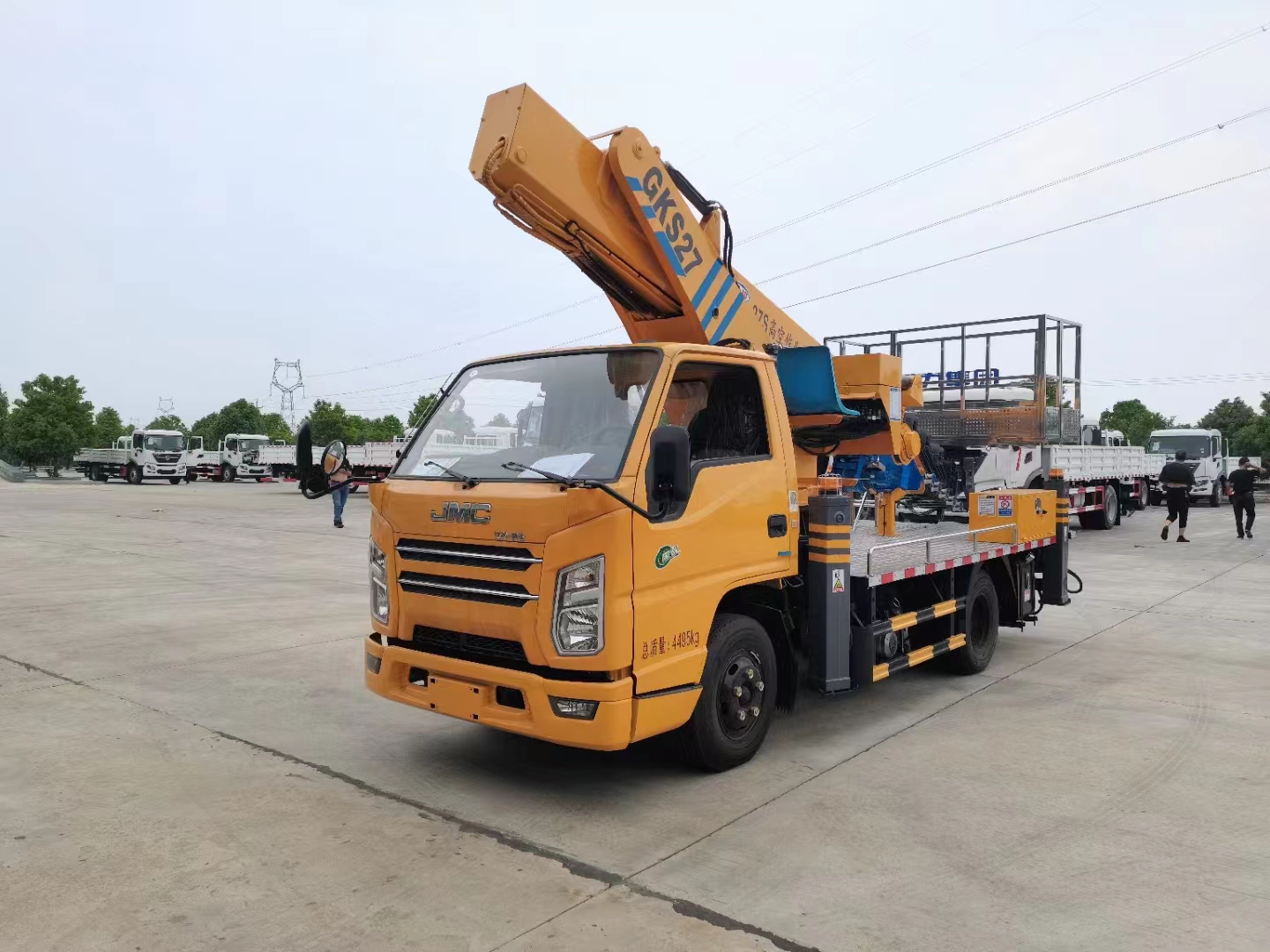 江鈴藍(lán)牌27米六節(jié)臂直臂高空作業(yè)車(chē)
