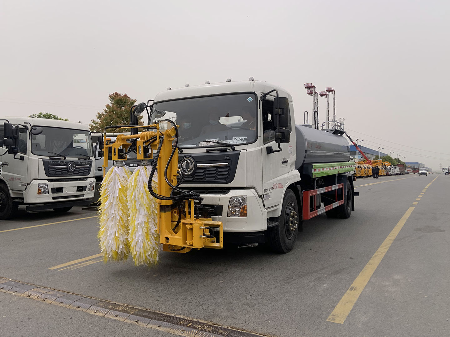 國六東風(fēng)天錦城市護(hù)欄清洗車