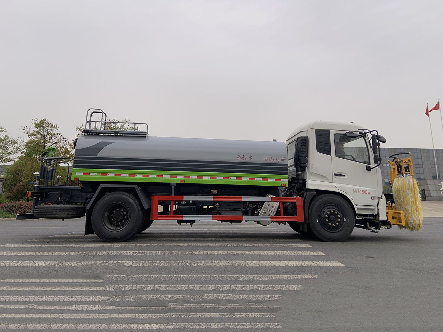 國六東風(fēng)天錦城市護(hù)欄清洗車