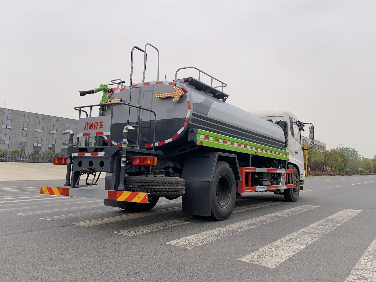 國六東風(fēng)天錦城市護(hù)欄清洗車