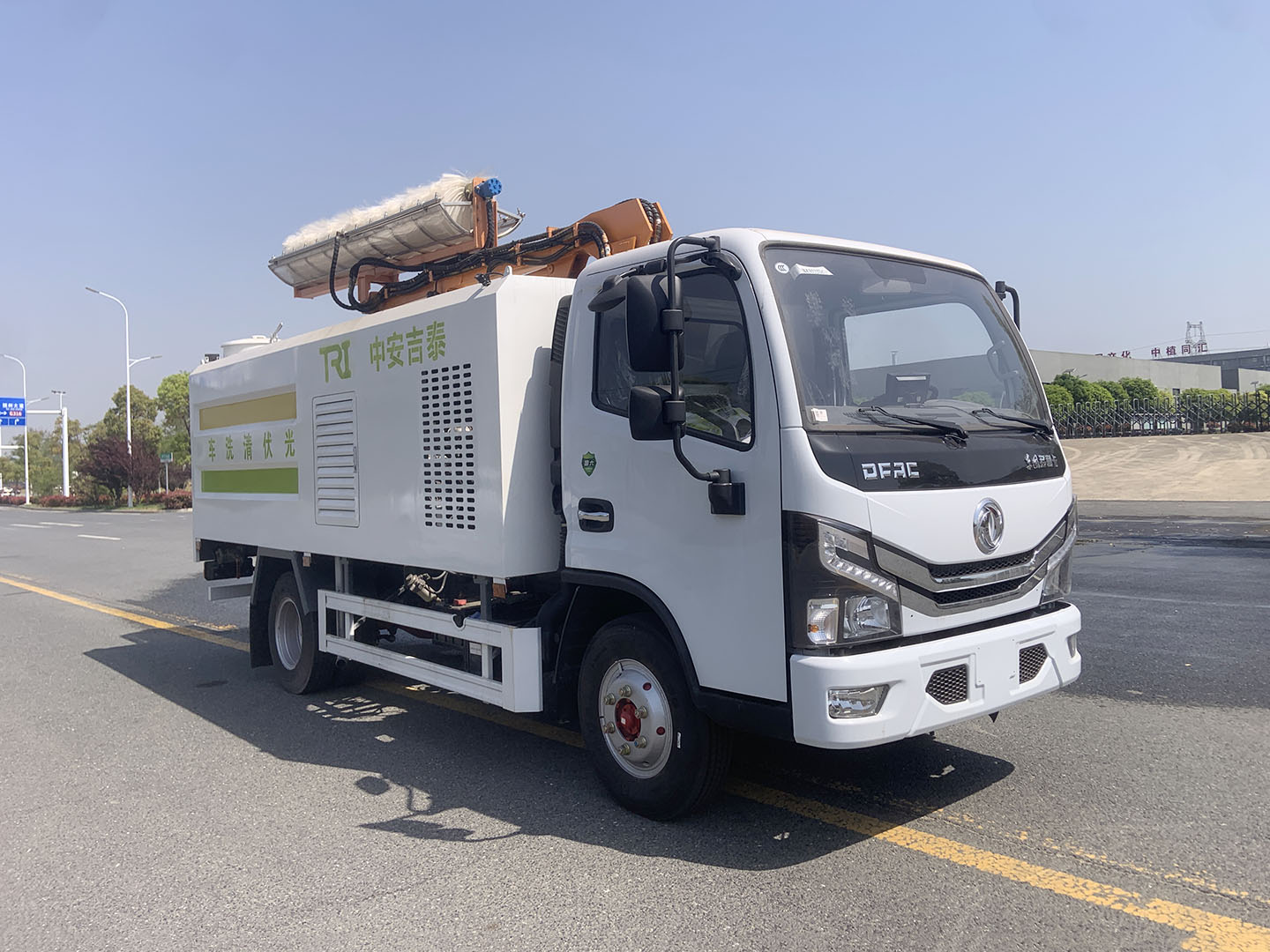 國(guó)六東風(fēng)小多利光伏板清洗車(chē)