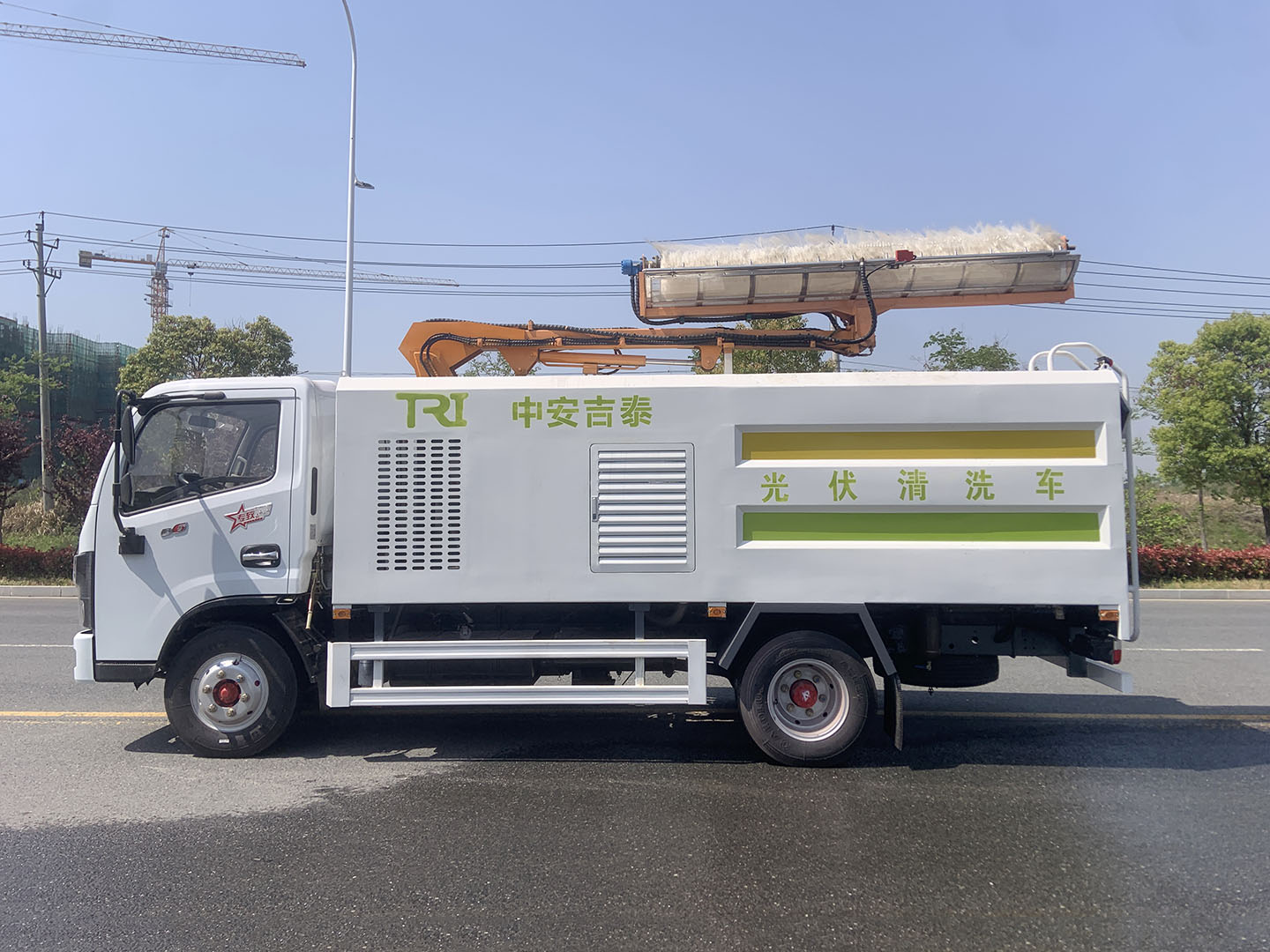 國(guó)六東風(fēng)小多利光伏板清洗車(chē)