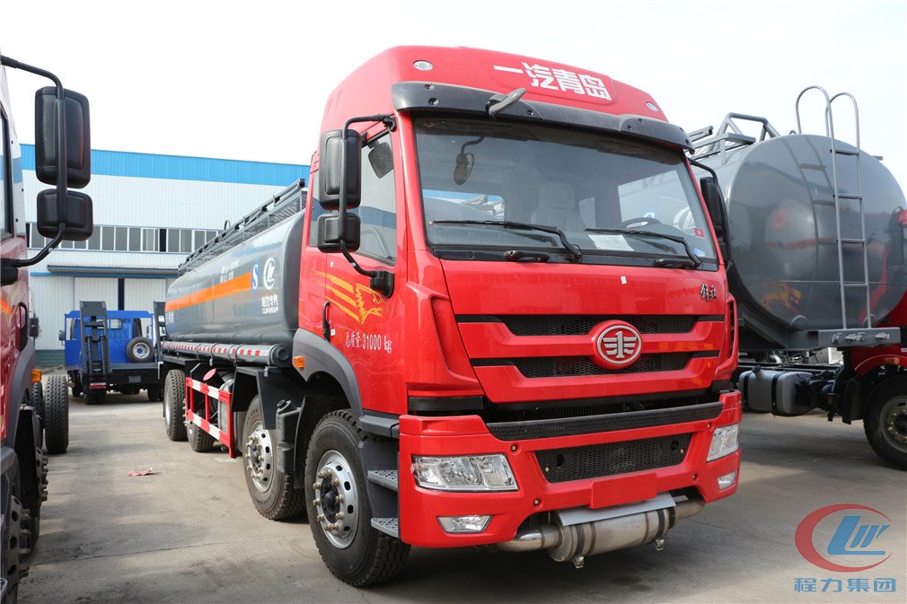 程力集團(tuán)解放悍V腐蝕性物品罐式運輸車側(cè)面圖