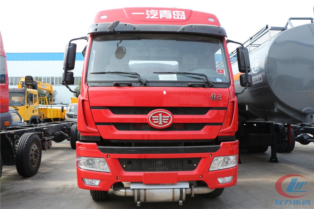 程力集團(tuán)解放悍V腐蝕性物品罐式運輸車正面圖