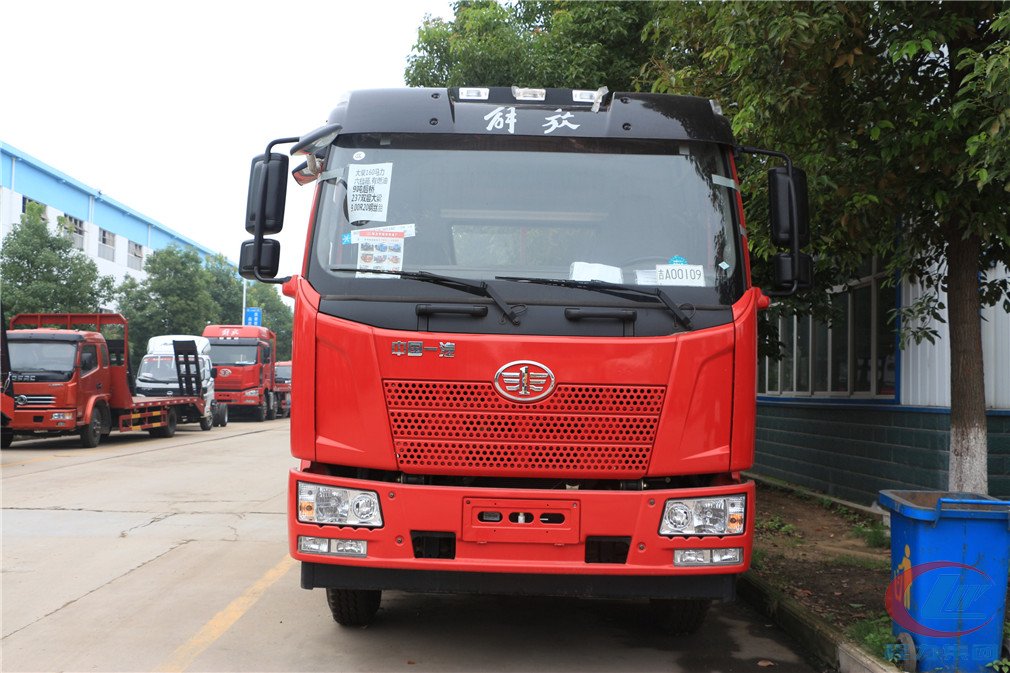 程力集團(tuán)解放J6L平板運(yùn)輸車(chē)正面圖