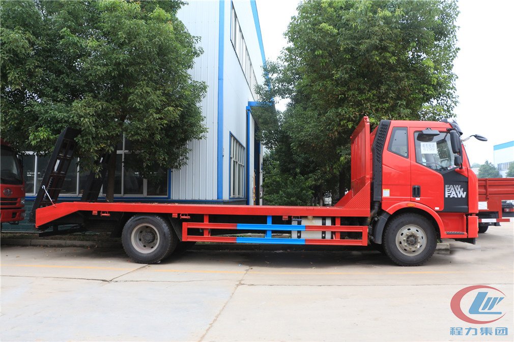 程力集團(tuán)解放J6L平板運(yùn)輸車(chē)側(cè)面圖