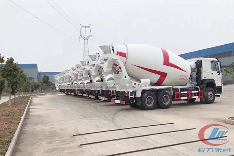 重汽豪沃混凝土攪拌車(chē)側(cè)面圖