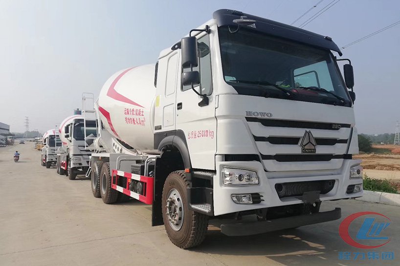 15方重汽豪沃混凝土攪拌車(chē)側(cè)面圖