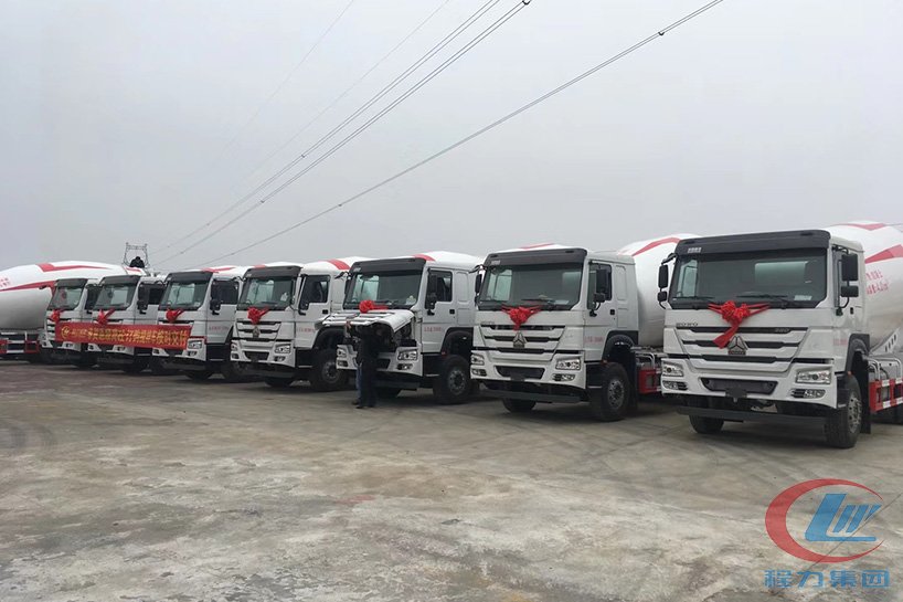 15方重汽豪沃混凝土攪拌車(chē)正面圖