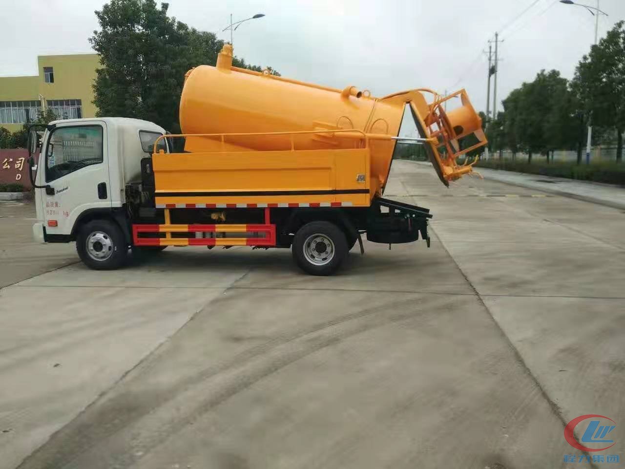 大運(yùn)清洗吸污車(chē)