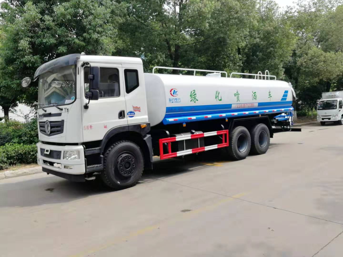東風(fēng)T5后雙橋20方灑水車(chē)側(cè)面圖