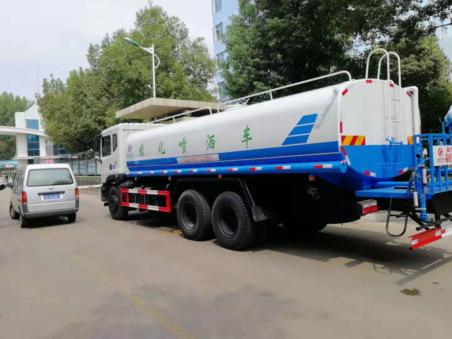 東風(fēng)T5后雙橋20方灑水車(chē)背面圖