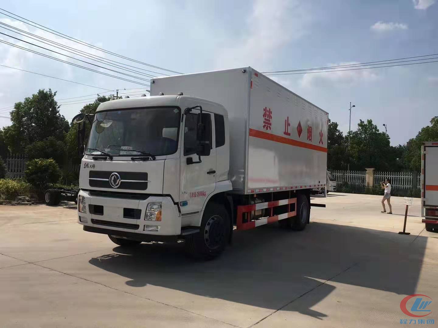 東風(fēng)天錦易燃液體廂式運輸車