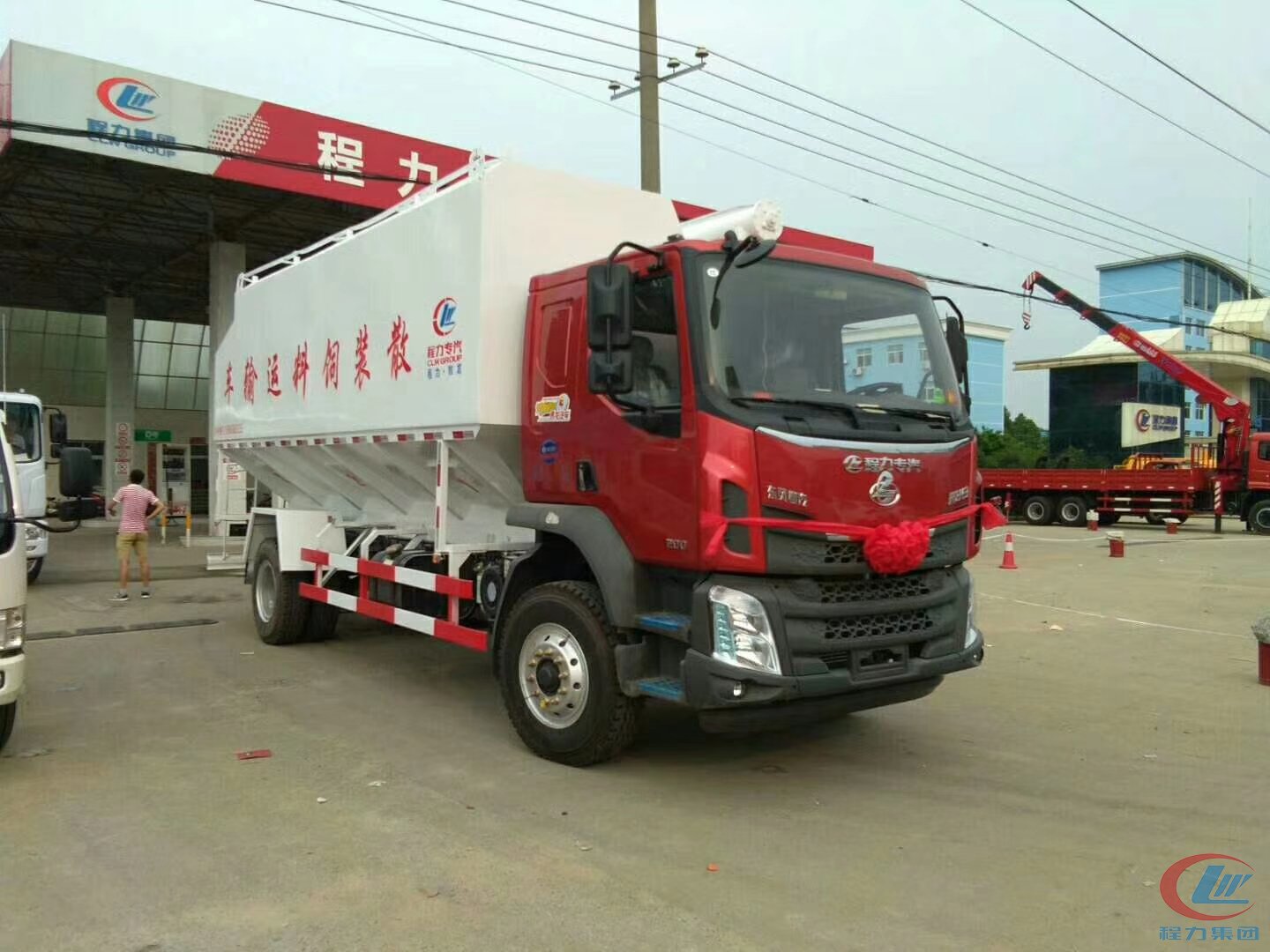 程力集團(tuán)東風(fēng)柳汽28方飼料車(chē)側(cè)面圖