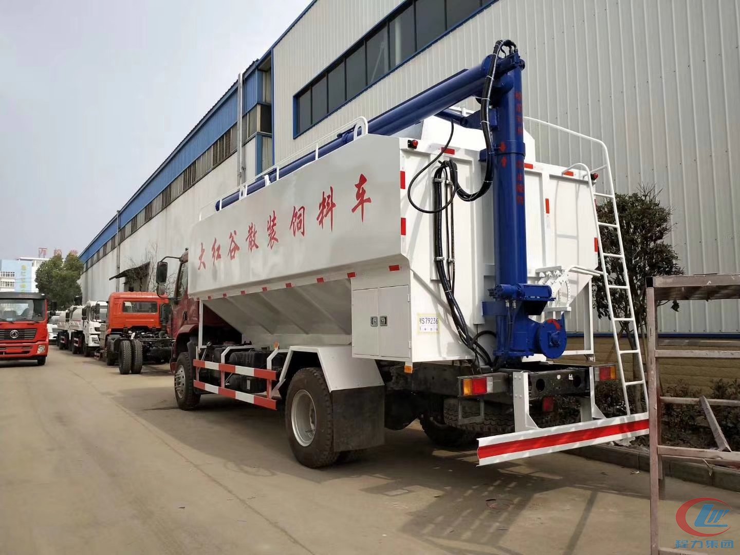 程力集團(tuán)東風(fēng)柳汽12-14噸飼料車(chē)側(cè)面圖