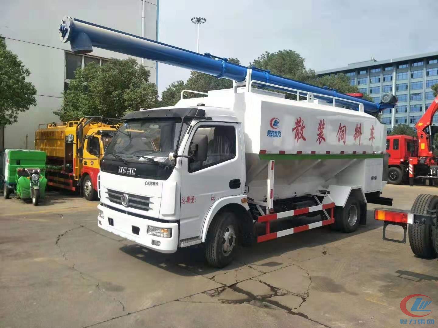 程力東風(fēng)多利卡散裝飼料運(yùn)輸車(chē)高清圖
