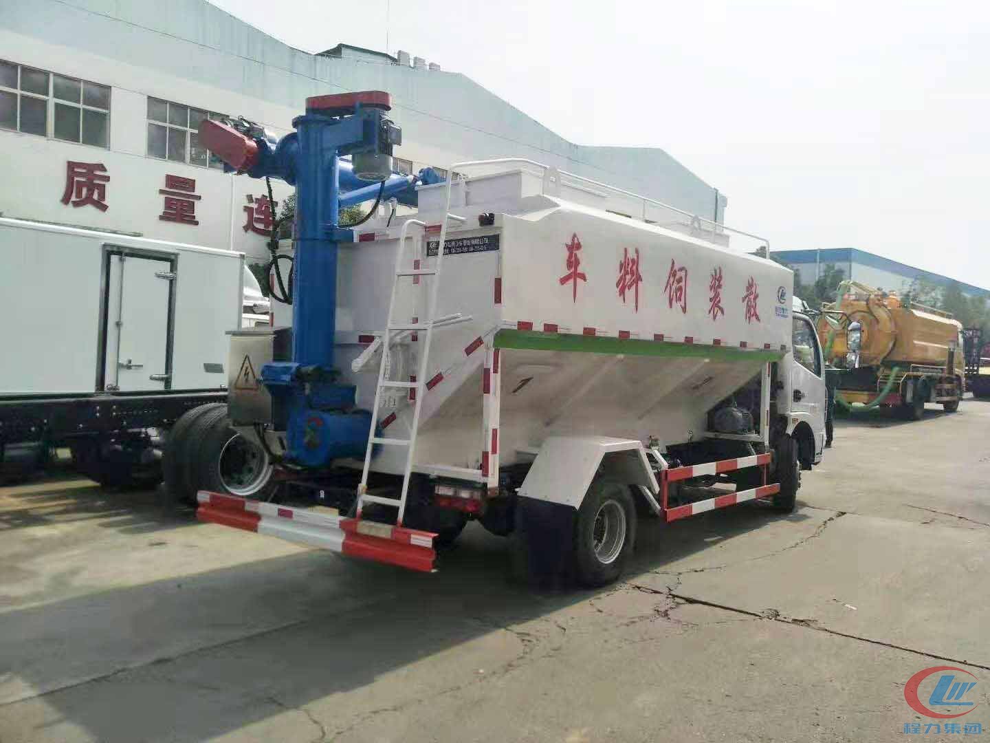 東風(fēng)多利卡散裝飼料車(chē)