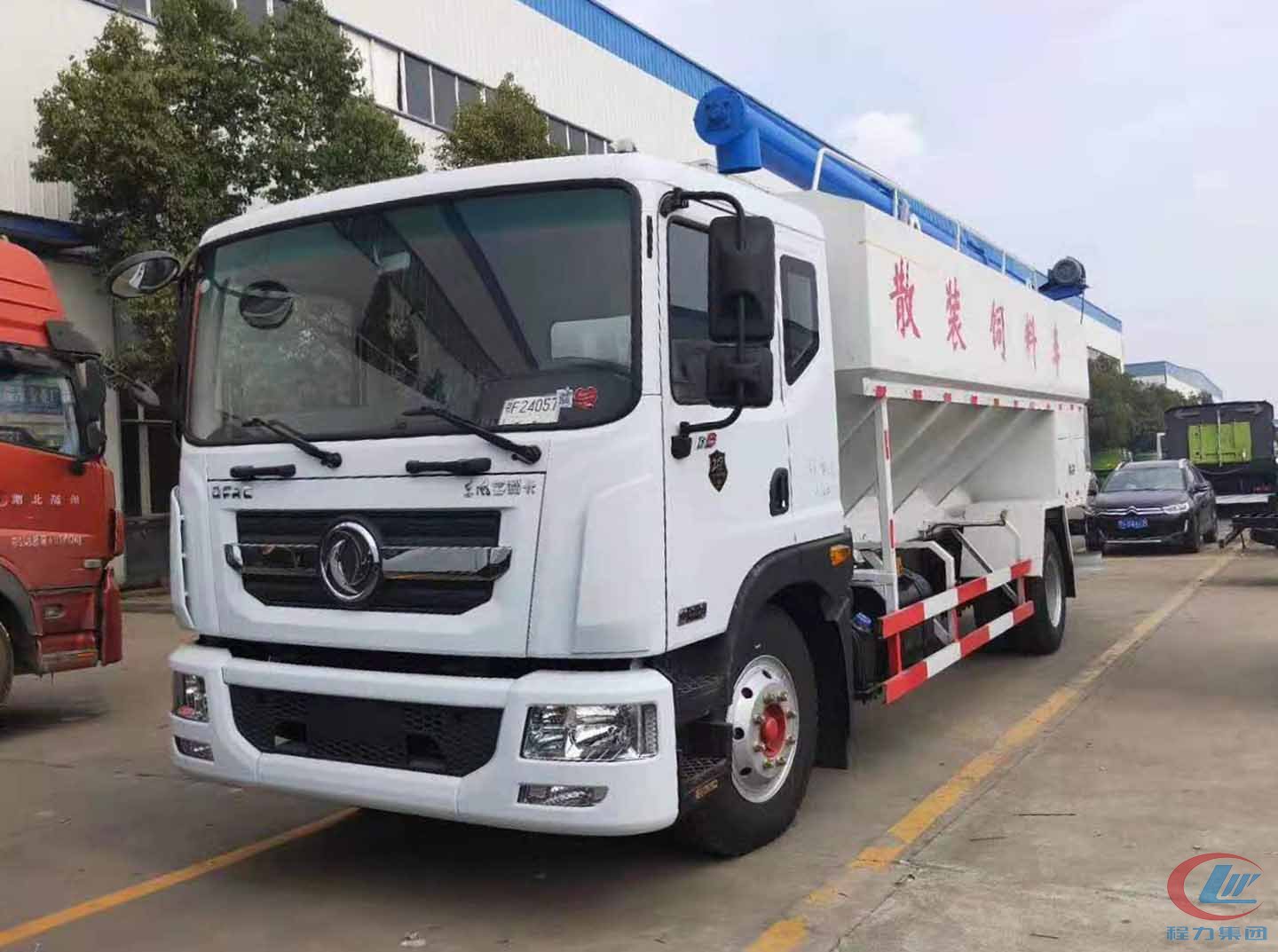 程力東風(fēng)多利卡D9散裝飼料運輸車高清圖