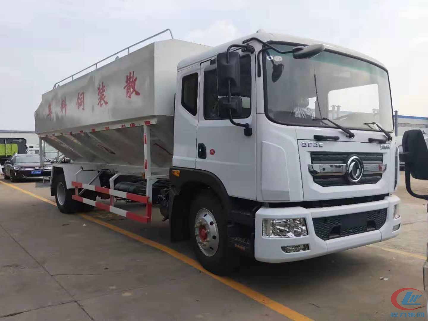 程力東風(fēng)多利卡D9散裝飼料運輸車高清圖